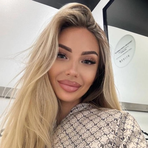 Amber Santori, Vyzývavá blondína, plné pery, glamour selfie