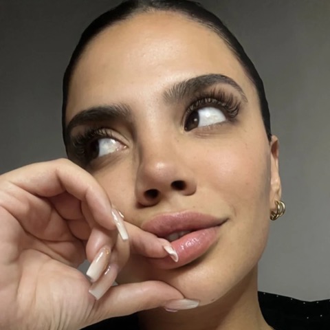 Melana, Brunetka s olivovou pleťou, zmyselná